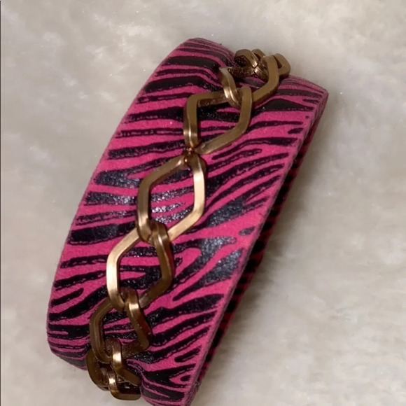 Gold tone pink black printed chunky  bracelet - Picture 4 of 5